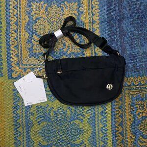 Lululemon All Night Festival Bag 2L Black with gold